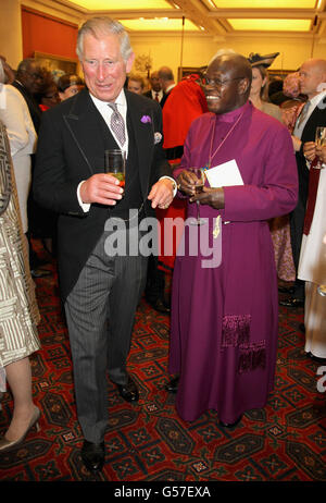 Prinz Charles, Prinz von Wales und Erzbischof von York, Dr. John Sentamu, nehmen an einem Empfang im Guildhall im Zentrum von London anlässlich des Diamantenjubiläums von Königin Elizabeth II. Teil. Stockfoto