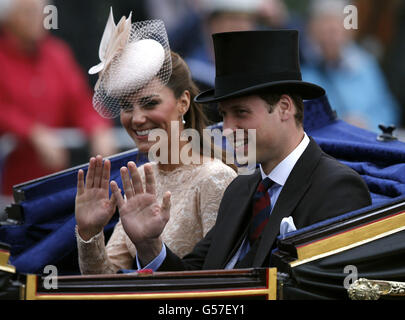 Der Herzog und die Herzogin von Cambridge winken, als sie die Westminster Hall, London, während der Feierlichkeiten zum Diamantenjubiläum verlassen. Stockfoto