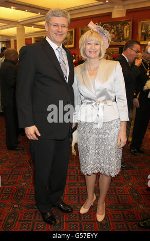 Stephen Harper, Premierminister von Kanada, und seine Frau Laureen nehmen an einem Empfang im Guildhall im Zentrum von London zum Diamantenjubiläum von Königin Elizabeth II. Teil. Stockfoto