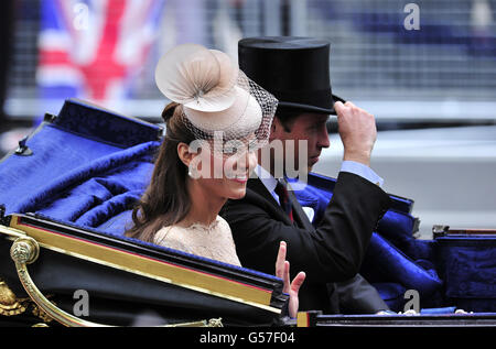 Der Herzog und die Herzogin von Cambridge fahren im Reisebus während der Kutschenprozession von der Westminster Hall zum Buckingham Palace, London, während der Feierlichkeiten zum Diamantenjubiläum. Stockfoto