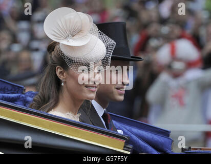 Der Herzog und die Herzogin von Cambridge passieren die Mall im Rahmen einer viertägigen Jubiläumsfeier zum 60. Jahrestag der Thronbesteigung von Königin Elizabeth. Stockfoto