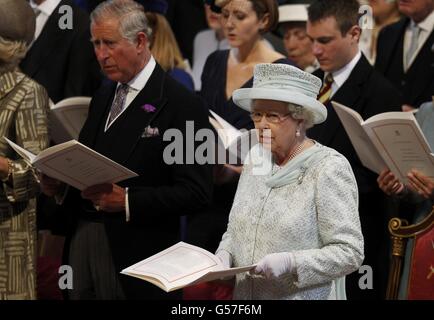 Königin Elizabeth II. Und der Prinz von Wales nehmen an einem Dankgottesdienst Teil, um ihr Diamond Jubilee in der St. Paul's Cathedral, London, zu feiern. Stockfoto