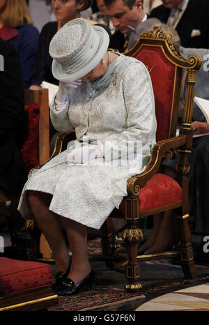 Königin Elizabeth II. Wischt sich die Augen während eines Dankgottesdienstes zur Feier ihres Diamantenjubiläums in der St. Paul's Cathedral, London. Stockfoto