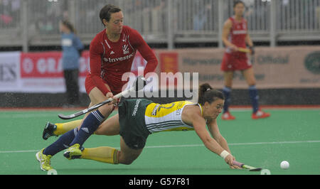 Die britische Hannah Macleod fordert die südafrikanische Dirkie Chamberlain während ihres Poolspiels beim Investec London Cup auf dem Quintin Hogg Memorial Ground, London, heraus. Stockfoto