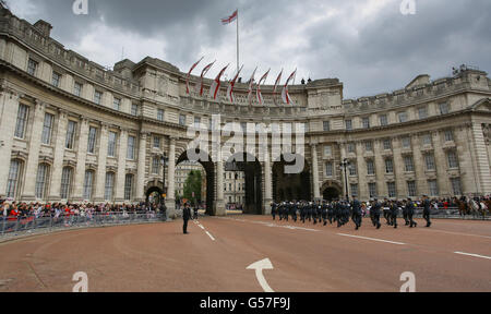 Die Band der Royal Air Force marschiert unter dem Admiralty Arch, London, während die Feierlichkeiten zum Diamantenjubiläum am 5. Juni 2012 in London, England, zu Ende gehen. Erst zum zweiten Mal in seiner Geschichte feiert das Vereinigte Königreich das Diamantenjubiläum eines Monarchen. Ihre Majestät Königin Elisabeth II. Feiert den 60. Jahrestag ihrer Thronbesteigung. Tausende von Wellwishern aus der ganzen Welt sind nach London gekommen, um das Spektakel der Feierlichkeiten am Wochenende miterleben zu können. (Foto von John Cantlie - WPA Pool /Getty Images), während der Feierlichkeiten zum Diamantjubiläum. DRÜCKEN Sie VERBANDSFOTO. Bild Stockfoto