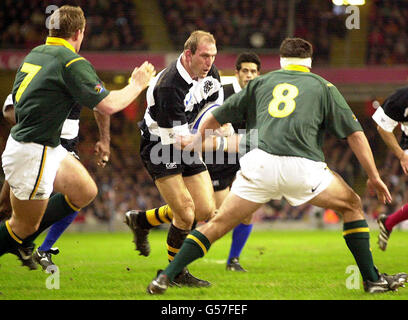 Lawrence Dallaglio von Barbaren greift die südafrikanische Hinterreihe während des traditionellen End-of-Tour-Spiels im Millennium Stadium in Cardiff an. Südafrika gewann das Spiel mit 41:3. Stockfoto