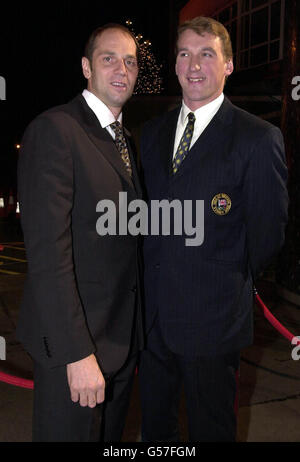 Die Goldmedaillengewinner Steve Redgrave (links) und Matthew Pinsent des Olympiasiegers kommen im BBC Television Centre in London zur Preisverleihung der BBC Sports Personality of the Year 2000 an. Stockfoto