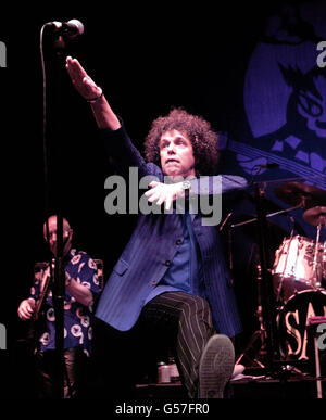 Sänger Leo Sayer tritt auf der Bühne im Shepherd's Bush Empire, West London, auf, wo er am ersten Tag der UK-Tournee der Gruppe zur SAS-Band kam. Die SAS-Band wurde 1991 von Spike Edney, einem ehemaligen Keyboarder der Band Queen, gegründet. * ...und trat mit einer Reihe von Stars auf, darunter Keith Richards, Sir Paul McCartney und Elton John. Auf der Tour werden Madeline Bell und Chris Thompson von Manfred Mann zu sehen sein. Stockfoto