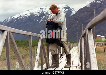 Prinz William auf dem Weg zur Reparatur von Gehwegen im Dorf Tortel, Südchile, während seiner Raleigh International Expedition. Stockfoto