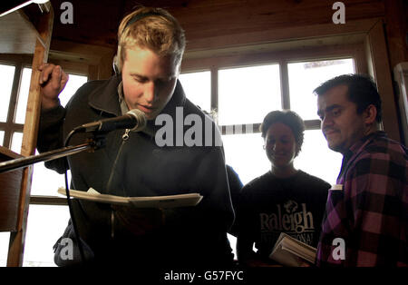 Prinz William während seines DJ-Slots für Venturers auf Tortel Radio im Dorf Tortel, Südchile, während seiner Raleigh International Expedition. Stockfoto