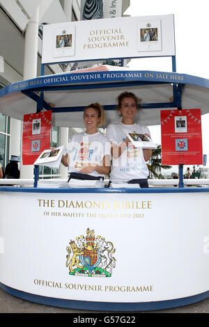 Pferderennen Sie - Investec Derby Festival - Tag eins - Investec Damentag - Epsom Racecourse Stockfoto