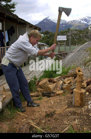 Prinz William schert sich während seiner Raleigh International-Expedition vor der Unterkunft des Teams im Dorf Tortel im Süden Chiles. Stockfoto