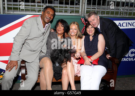 Pferderennen Sie - Investec Derby Festival - Tag eins - Investec Damentag - Epsom Racecourse Stockfoto