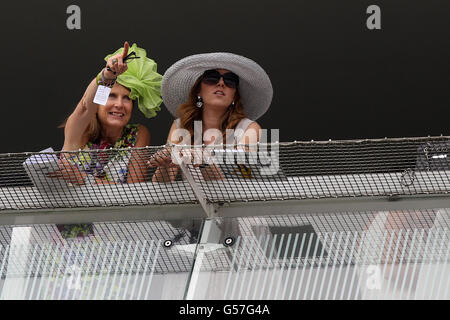 Pferderennen Sie - Investec Derby Festival - Tag eins - Investec Damentag - Epsom Racecourse Stockfoto