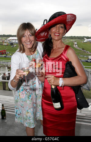 Pferderennen Sie - Investec Derby Festival - Tag eins - Investec Damentag - Epsom Racecourse Stockfoto