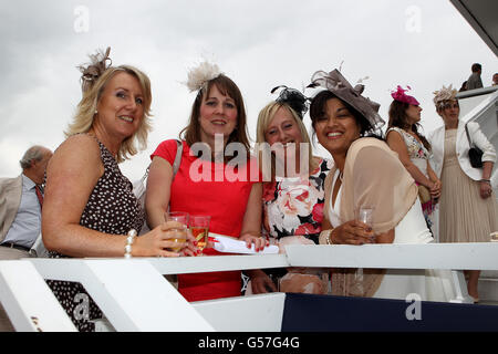 Pferderennen Sie - Investec Derby Festival - Tag eins - Investec Damentag - Epsom Racecourse Stockfoto