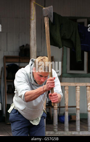 Prinz William schert sich während seiner Raleigh International Expedition vor der Unterkunft des Teams im Dorf Tortel, Südchile. Stockfoto