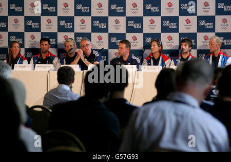 Großbritannien's (von links nach rechts) Helen Glover (Frauenpaar), Tom James (Herren vier), Andrew Triggs-Hodge (Herren vier), David Tanner (GB Performance Director), Andy Hunt (GB Chef de Mission), Katherine Grainger (Damen double scull), Zac Purchase (Herren lightweight double scull) und Alex Partridge (Herren acht) Während einer Teamansage im harte and Garter Hotel, Windsor. Stockfoto