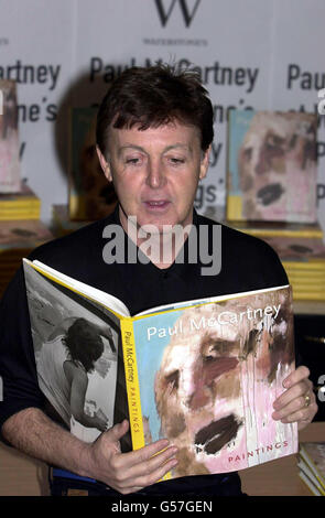 Sir Paul McCartney mit einer Kopie seines Buches "Paul McCartney Paintings", am Piccadilly Zweig der Wassersteine. Das Buch enthält über 80 Reproduktionen der mehrere hundert Leinwände, die er seit Beginn der Malerei in den frühen 1980er Jahren geschaffen hat. Stockfoto