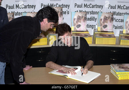 Sir Paul McCartney mit einer Kopie seines Buches "Paul McCartney Paintings", am Piccadilly Zweig der Wassersteine. Das Buch enthält über 80 Reproduktionen der mehrere hundert Leinwände, die er seit Beginn der Malerei in den frühen 1980er Jahren geschaffen hat. Stockfoto