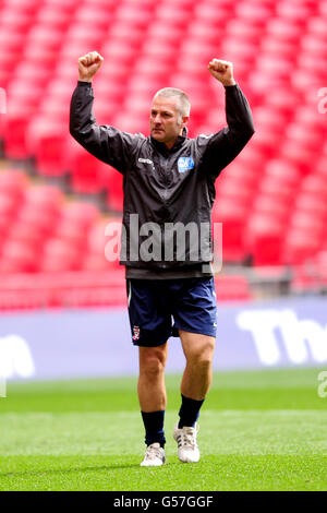 Der Manager von York City, Gary Mills, feiert den Gewinn des FA Carlsberg Trophäe Stockfoto