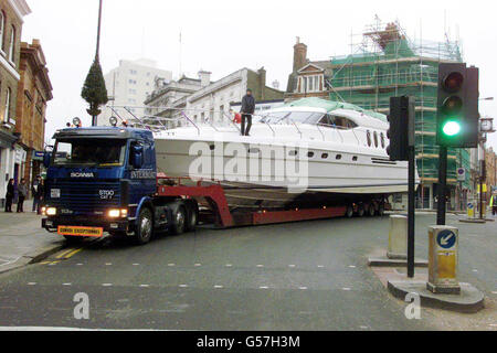 Die V65 von Princess auf dem Weg nach Earls Court zur London Boat Show 2001. Die Boote wurden am 4. Januar 2001 von Tieflader aus der Themse heraus durch die Straßen der Hauptstadt zum Ausstellungszentrum gefahren. Stockfoto