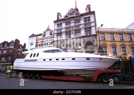 Die V65 von Princess auf dem Weg nach Earls Court zur London Boat Show 2001. Die Boote wurden am 4. Januar 2001 von Tieflader aus der Themse heraus durch die Straßen der Hauptstadt zum Ausstellungszentrum gefahren. Stockfoto