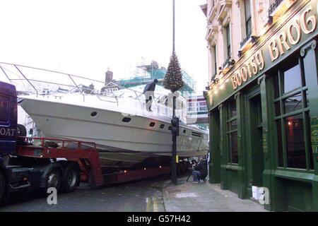 Die V65 von Princess auf dem Weg nach Earls Court zur London Boat Show 2001. Die Boote wurden am 4. Januar 2001 von Tieflader aus der Themse heraus durch die Straßen der Hauptstadt zum Ausstellungszentrum gefahren. Stockfoto