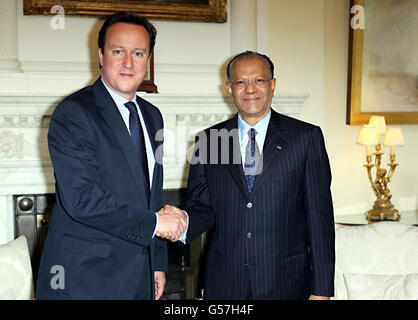 Der britische Premierminister David Cameron trifft in Downing Street, London, den Premierminister von Mauritius Navinchandra Ramgoolam. Stockfoto