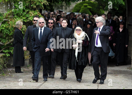 Die Familie von Robin Gibb, einschließlich Bruder Barry und Frau Dwina, folgt seinem Leichenwagen, als er sein Haus in Thame, Oxfordshire, vor seiner Beerdigung in St. Mary's Church in der Stadt verlässt. Stockfoto