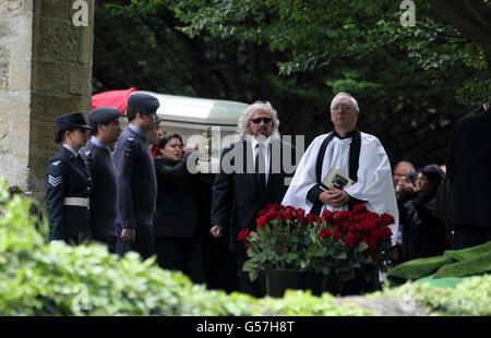 Bee Gee Barry Gibb (Mitte) geht vor den Sarg seines Bruders Robin Gibb, der von seinem Trauergottesdienst in der St. Mary's Church in Thame, Oxfordshire, getragen wird. Stockfoto