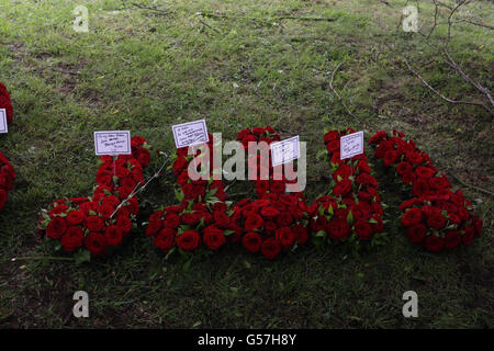 Blumen, die bei der Beerdigung von Bee Gee Robin Gibb von seiner Familie in der St. Mary's Church in Thame, Oxfordshire, hinterlassen wurden. Stockfoto