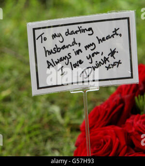 Blumen, die bei der Beerdigung von Bee Gee Robin Gibb von seiner Frau in der St. Mary's Church in Thame, Oxfordshire, hinterlassen wurden. Stockfoto