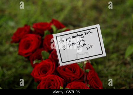 Blumen, die bei der Beerdigung von Bee Gee Robin Gibb von seiner Mutter in der St. Mary's Church in Thame, Oxfordshire, hinterlassen wurden. Stockfoto