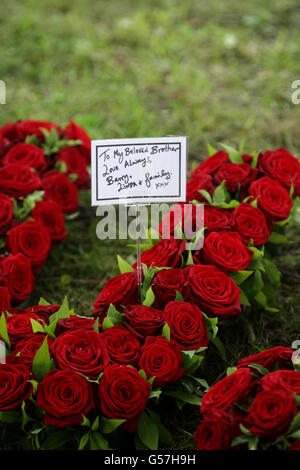 Blumen, die bei der Beerdigung von Bee Gee Robin Gibb von seinem Bruder und seiner Familie in der St. Mary's Church in Thame, Oxfordshire, hinterlassen wurden. Stockfoto