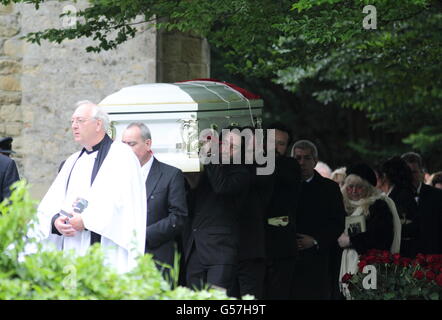 Der Sarg von Bee Gee Robin Gibb wurde von seinem Trauergottesdienst in der St. Mary's Church in Thame, Oxfordshire, getragen. DRÜCKEN SIE VERBANDSFOTO. Bilddatum: Freitag, 8. Juni 2012. Der 62-jährige Sänger starb letzten Monat an Nierenversagen, nachdem er Krebs und Lungenentzündung bekämpft hatte. Siehe PA Geschichte BEERDIGUNG Gibb. Bildnachweis sollte lauten: Steve Parsons/PA Wire Stockfoto