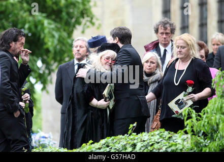 Dwina Murphy Gibb (links) umarmt ihren Sohn RJ bei der Beerdigung ihres Mannes und seines Vaters, Bee Gee Robin Gibb, in der St. Mary's Church in Thame, Oxfordshire. Stockfoto