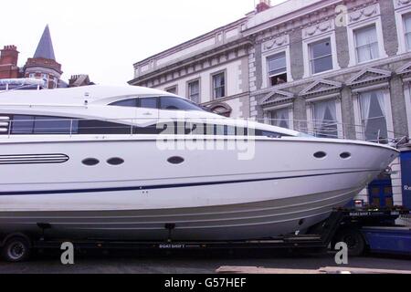 Die V65 von Princess auf dem Weg nach Earls Court zur London Boat Show 2001. Die Boote wurden am 4. Januar 2001 von Tieflader aus der Themse heraus durch die Straßen der Hauptstadt zum Ausstellungszentrum gefahren. Stockfoto