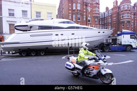 Die V65 von Princess auf dem Weg nach Earls Court zur London Boat Show 2001. Die Boote wurden am 4. Januar 2001 von Tieflader aus der Themse heraus durch die Straßen der Hauptstadt zum Ausstellungszentrum gefahren. Stockfoto