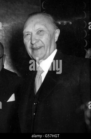 Dr. Konrad Adenauer, Bundeskanzler, Ehrengast bei einem Empfang der britischen deutschen Kolonie im Claridge's Hotal, London. Dr. Adenauer war zu einem fünftägigen offiziellen Besuch in Großbritannien in London angekommen. Dies war die erste Ganghring der deutschen Kolonie in Großbritannien seit vor dem Zweiten Weltkrieg Stockfoto