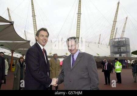 Der britische Premierminister Tony Blair trifft Pierre Yves Gerbeau (rechts), den Dome Boss, während eines Abschiedsbesuchs im Millennium Dome, Greenwich, im Südosten Londons. Blair wurde von dem stellvertretenden Premierminister John Prescott begleitet. *... und der ehemalige stellvertretende Premierminister von Tory, Michael Heseltine. Blair sagte zu einem Mitarbeitertreffen: „Ich möchte Ihnen allen, die hier so hart gearbeitet haben, einen großen Dank aussprechen.“ Stockfoto