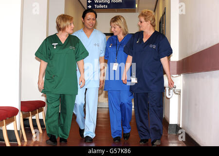 Neue Uniformen für walisische Krankenschwestern nach dem Vorbild von Cheryl Lewis-Thomas, der Krankenschwester Fernando Estolas, der Fachärztin für klinische Krankenpflege Sharon Evans und der Krankenschwester Lynne Greenhill an der Universität von Glamorgan. Stockfoto