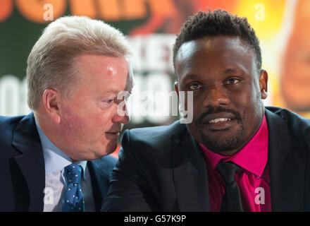 Boxpromoter Frank Warren (links) und Derek Chisora während der Pressekonferenz im Park Plaza Riverbank, London. Stockfoto