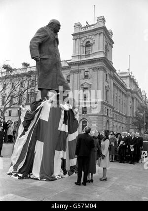 Königin Elizabeth II., mit Baroness Spencer-Churchill und Winston Churchill MP, sieht die neue Bronzestatue von Sir Winston Churchill nach ihrer Enthüllung durch Lady Spencer-Churchill auf dem Parliament Square. Die 12ft Figur, die auf einem Granitsockel steht, ist das Werk von Ivor Roberts-Jones. Stockfoto