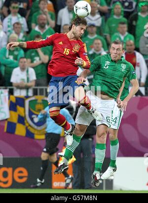 Richard Dunne (rechts) der Republik Irland und Garcia Sergio aus Spanien Ramos (links) kämpft um den Ball Stockfoto