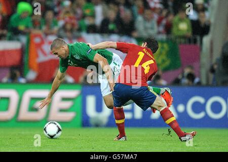 Fußball - UEFA Euro 2012 - Gruppe C - Spanien / Republik Irland - Arena Danzig. Der spanische Xabi Alonso (rechts) und der irische Jonathan Walters (links) kämpfen um den Ball Stockfoto