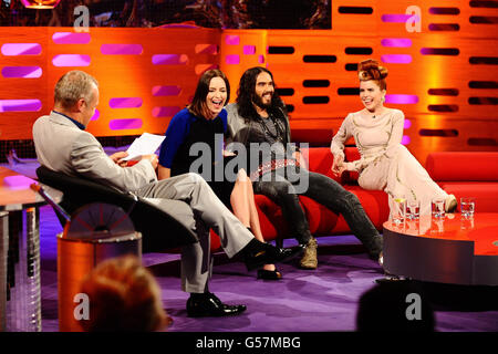 (Links - rechts) Gastgeber Graham Norton, Emily Blunt, Russell Brand und Paloma Faith während der Dreharbeiten zur Graham Norton Show in den London Studios, London. Stockfoto