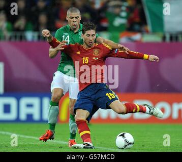 Fußball - UEFA Euro 2012 - Gruppe C - Spanien / Republik Irland - Arena Danzig. Der spanische Sergio Ramos (rechts) und der irische Jonathan Walters (links) kämpfen um den Ball Stockfoto