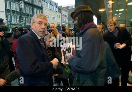 Innenminister Jack Straw kauft eine Kopie der Big Issue vom Verkäufer Jaz Walter in Kings Cross, London. Herr Straw war in der Gegend, um an einem Treffen mit Polizeibeamten und lokalen Geschäftsleuten teilzunehmen. * wo er angekündigt hat, dass die Mobilfunkhersteller zu einem Gipfeltreffen mit der Regierung im Rahmen einer Reihe neuer Maßnahmen zur Bekämpfung der Straßenkriminalität aufgerufen werden sollen. Straw stellte einen Aktionsplan zur Bekämpfung von Gewalt und ein „Werkzeugpaket“ für Polizei und lokale Behörden zur Bekämpfung von Raub vor und sagte, dass die Regierung in den letzten dreieinhalb Jahren erfolgreich bei der Reduzierung der Gesamtkriminalität gewesen sei. Stockfoto