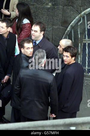 Jason Brown (L) und Ritchie Neville (R), zwei Mitglieder der Jungen-Band 5ive, vor dem Dubliner Bezirksgericht, nachdem sie auf Kaution angeklagt wurden, als sie vor Gericht erschienen, weil sie in einer Bar mit einer Schlägerei zu tun hatten. * Brown, 23, und Neville, 21, werden beide beschuldigt, in der Palace Bar in der Fleet Street, Dublin, betrunken und ungeordnet gewesen zu sein. Brown wird auch wegen Übergriffen angeklagt. Beide Männer wurden zur Anzeige am Richmond Court in Dublin verurteilt. Stockfoto